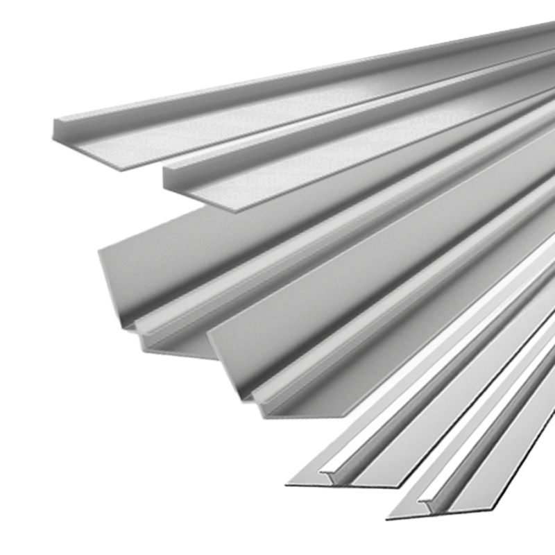 Mehrere Aluminiumprofile in verschiedenen Größen und Formen, ideal für Bauprojekte und industrielle Anwendungen